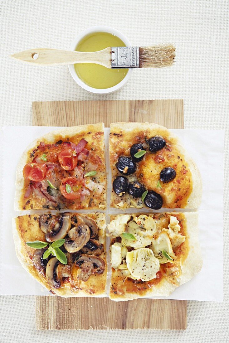 Pizza Quattro Stagioni mit Schinken, Champignons, Oliven und Artischocken
