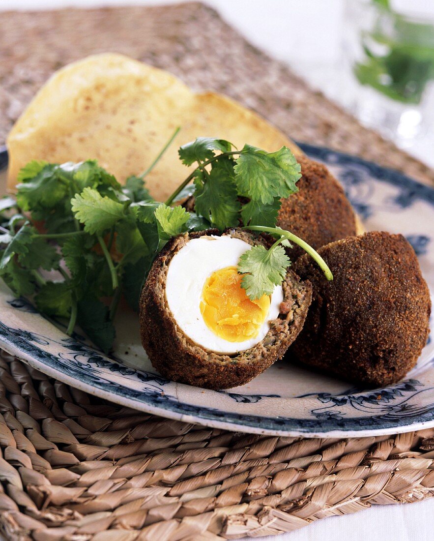 Scotch eggs with coriander and unleavened bread (India)
