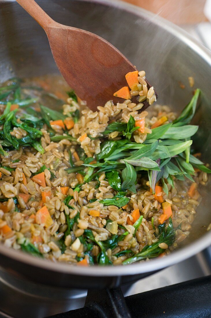 Risotto made with unripe spelt grains and campion