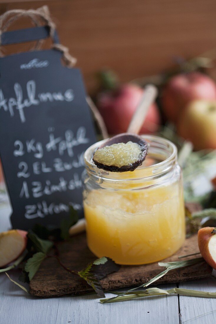 An apple sauce recipe on a blackboard with fresh apples