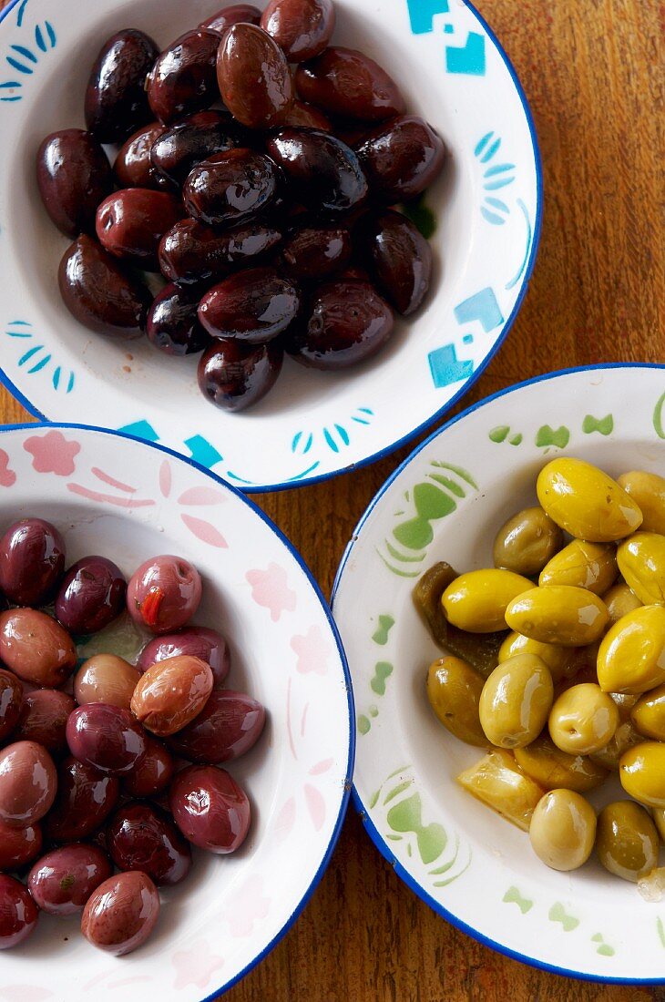 Verschiedenfarbige Oliven in Schälchen
