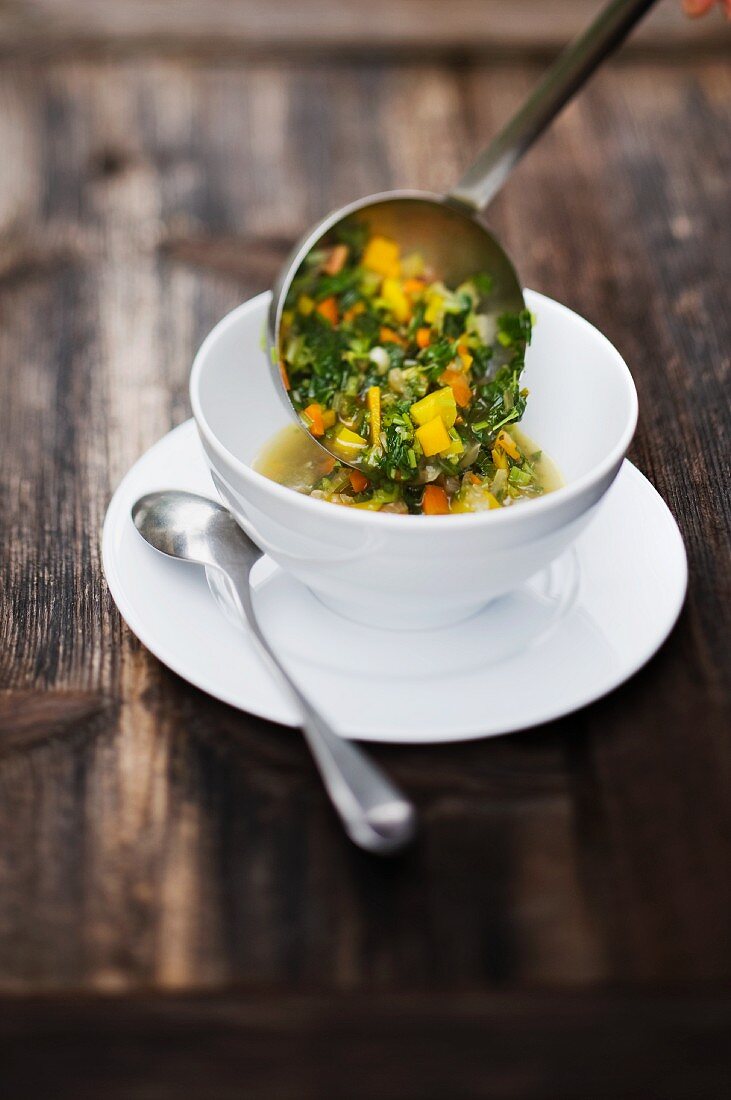 Vegetable soup with ground elder