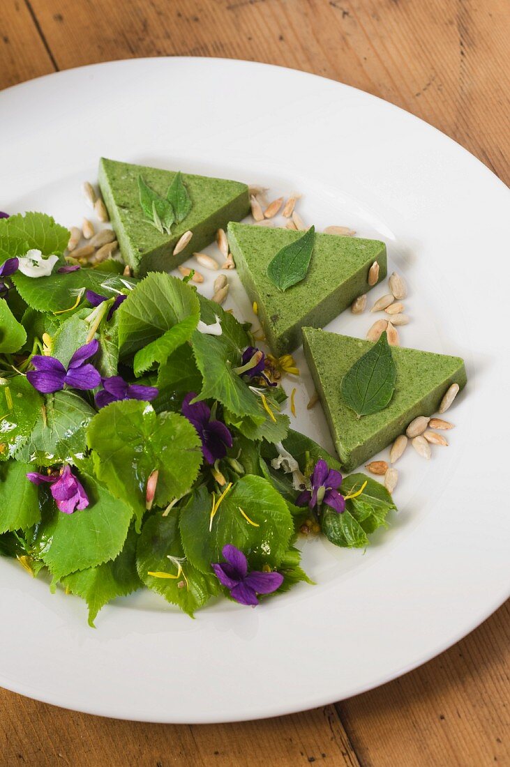 Glaskrautterrine mit Lindenblättersalat mit Veilchen