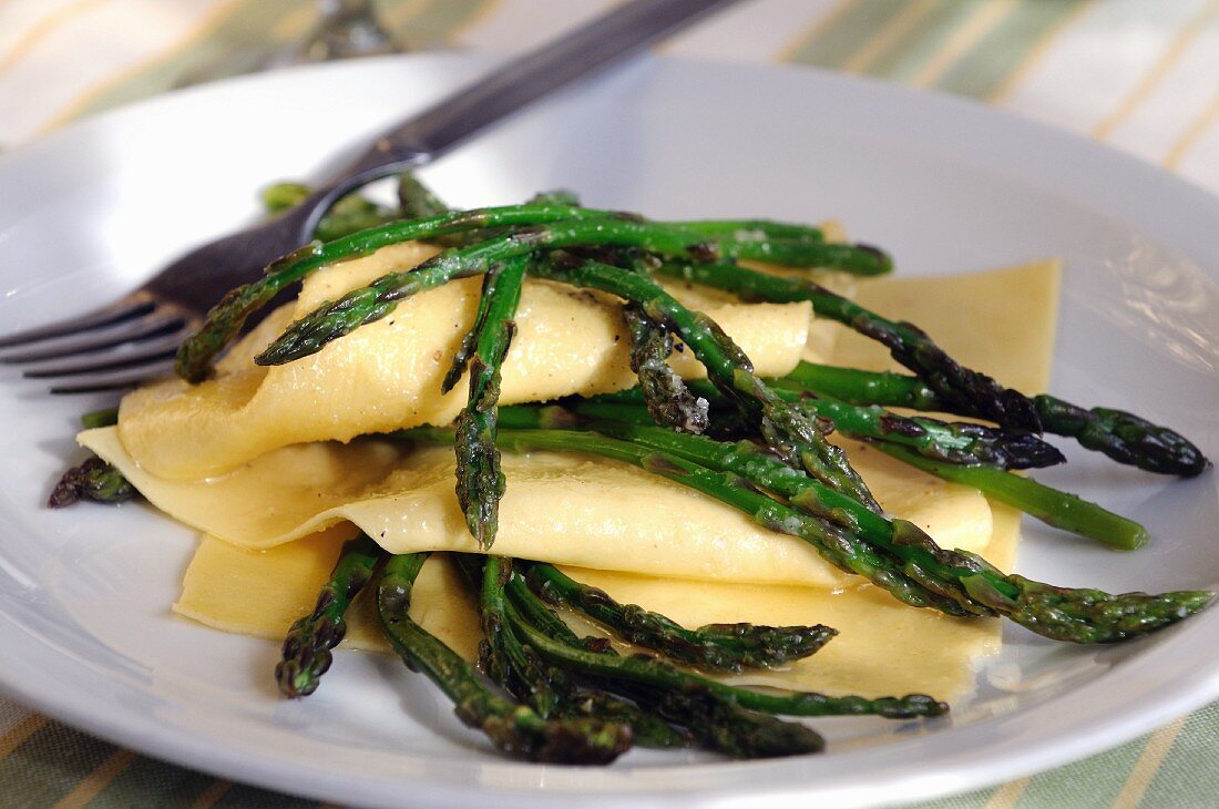 Lasagneblätter mit grünem Wildspargel