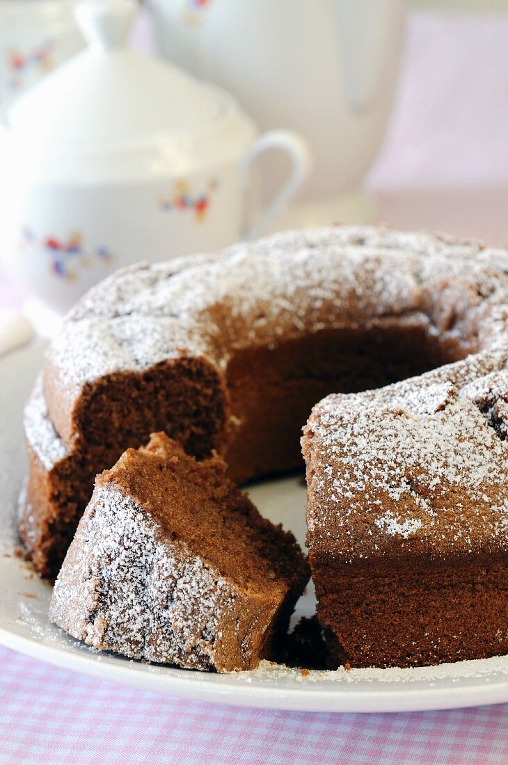 Ciambella (Schokoladen-Kranzkuchen, Italien), angeschnitten