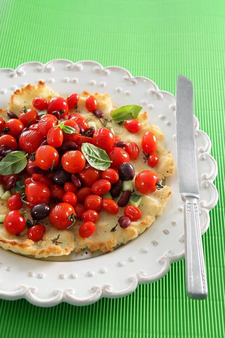 Sommerlicher Tomaten-Bohnen-Salat auf Fladenbrot