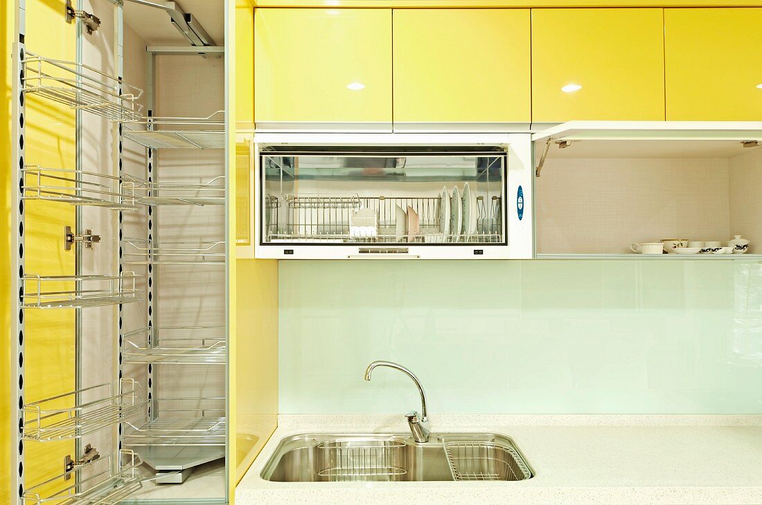 Küchenschrank mit Metallregalen und Spülbecken