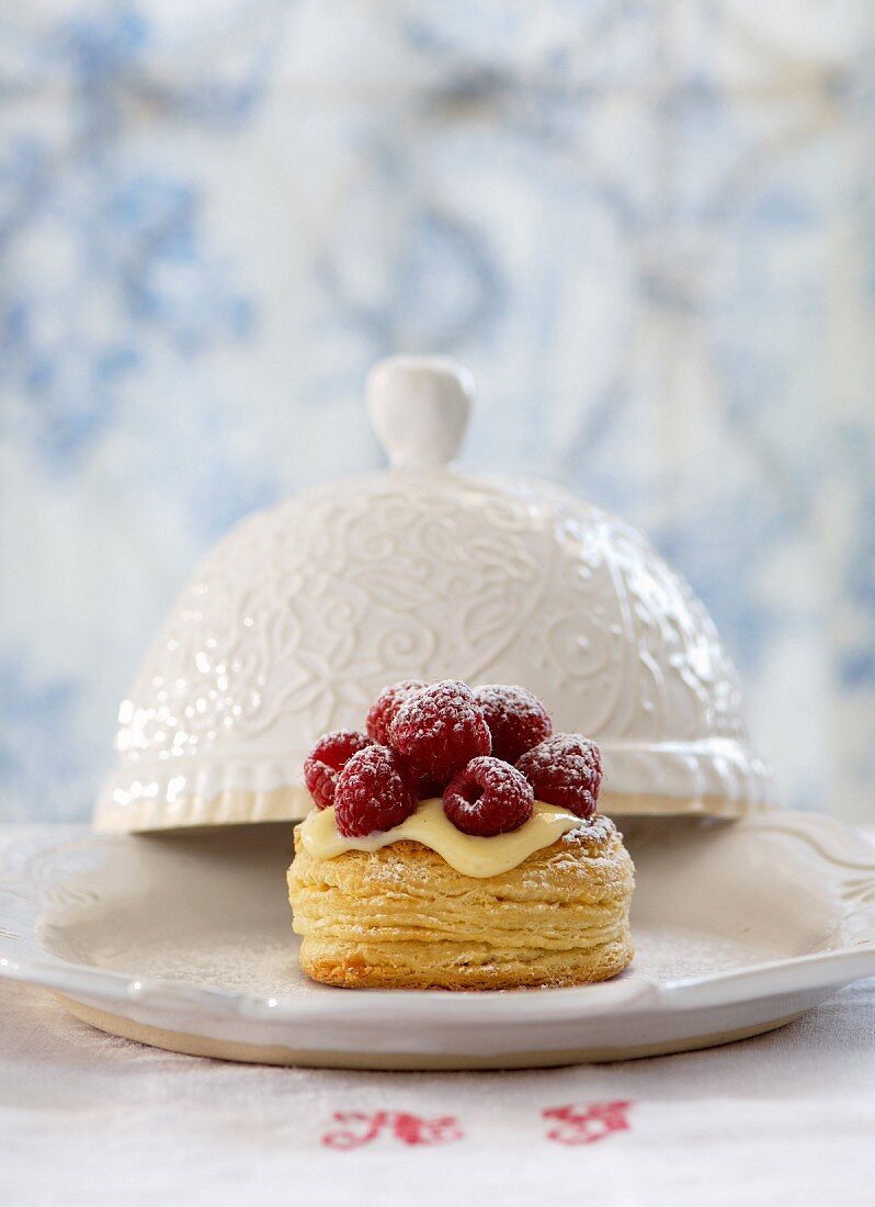 Puff pastry tartlet with vanilla cream and raspberries
