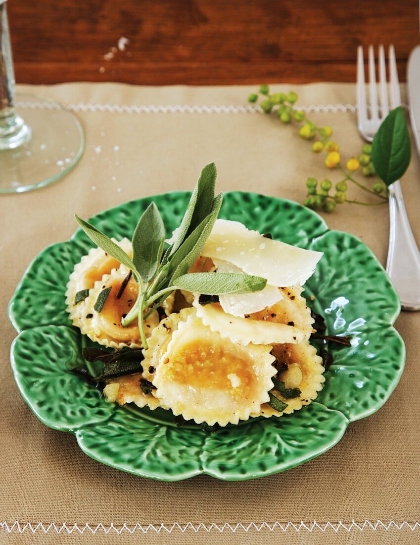 Ravioli mit Ricottafüllung, Chiliöl, Parmesan und Salbeiblättern