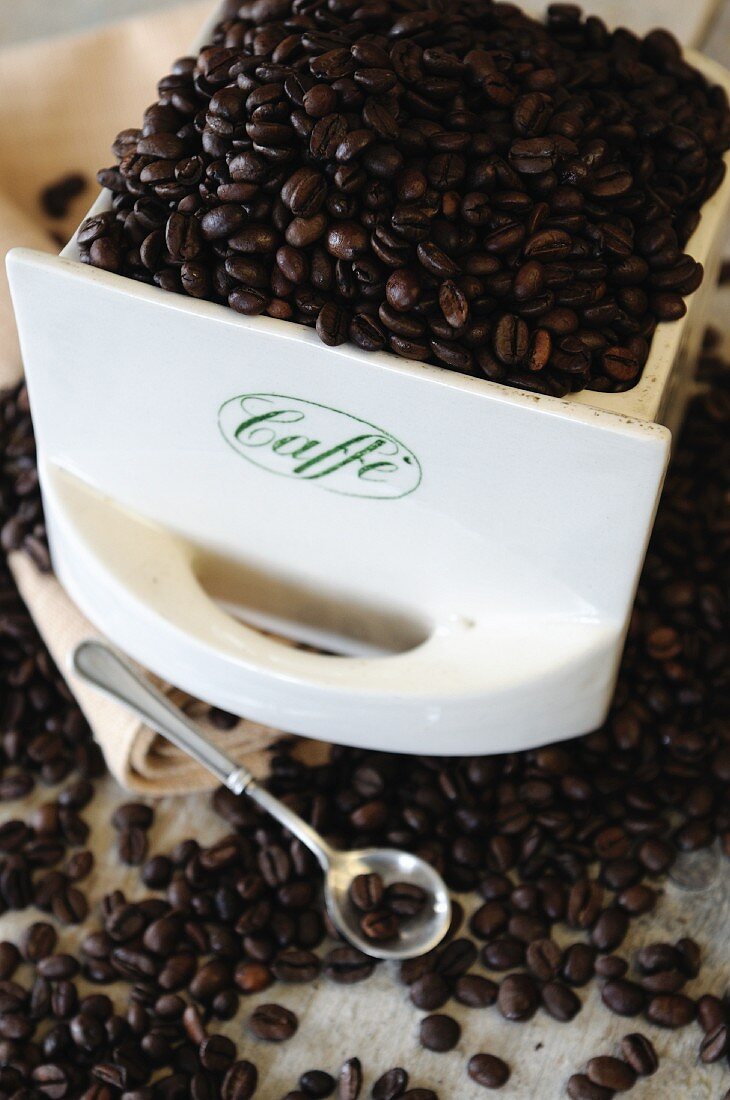 Geröstete Kaffeebohnen in Porzellanschütte