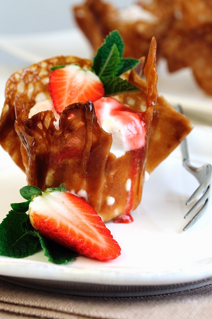 Mascarpone pudding with strawberries in a wafer dish