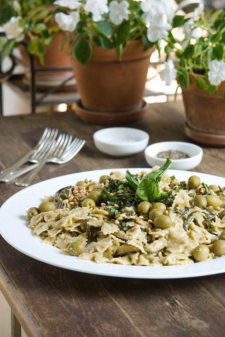 Farfalle mit Oliven, Zucchini und Anchovis