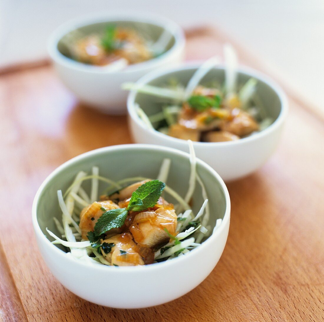 Vietnamesischer Hähnchensalat mit Weisskohl und Minze