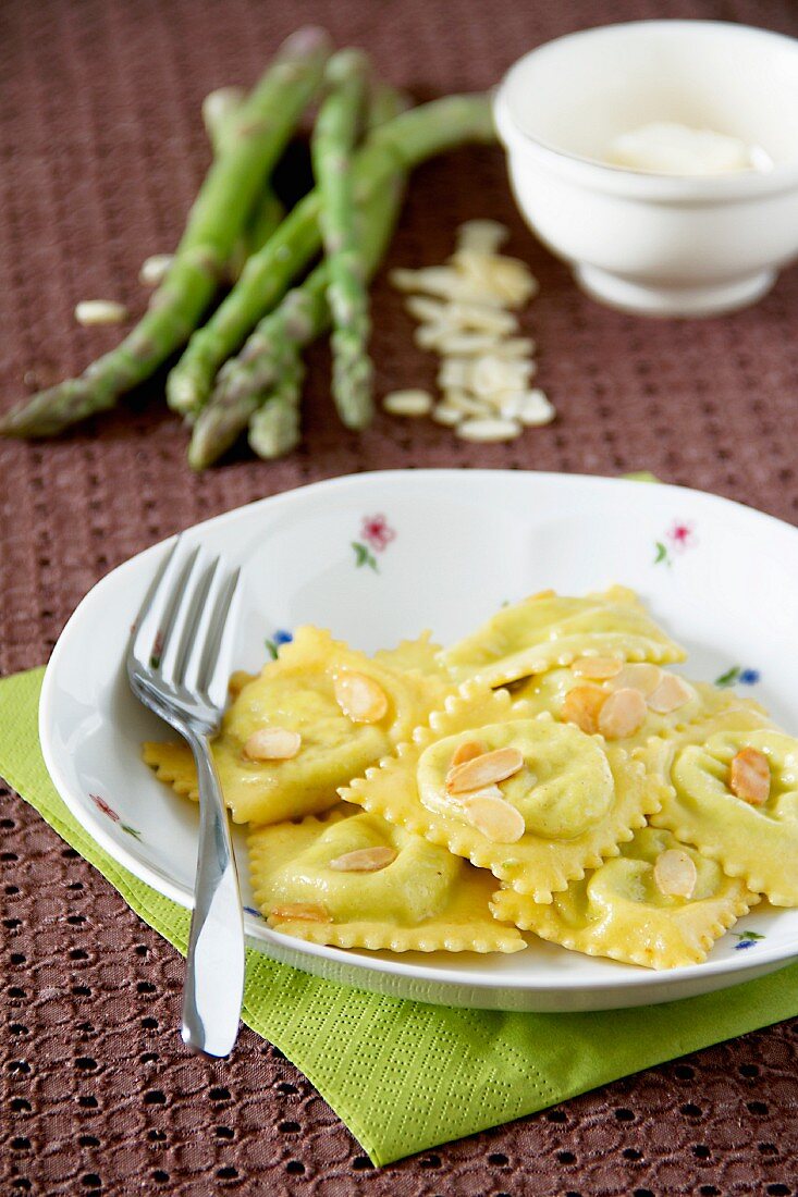 Ravioli con gli asparagi (ravioli with an asparagus filling)