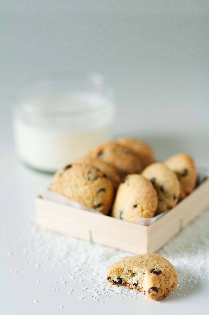 Chocolate chip cookies in a wooden box