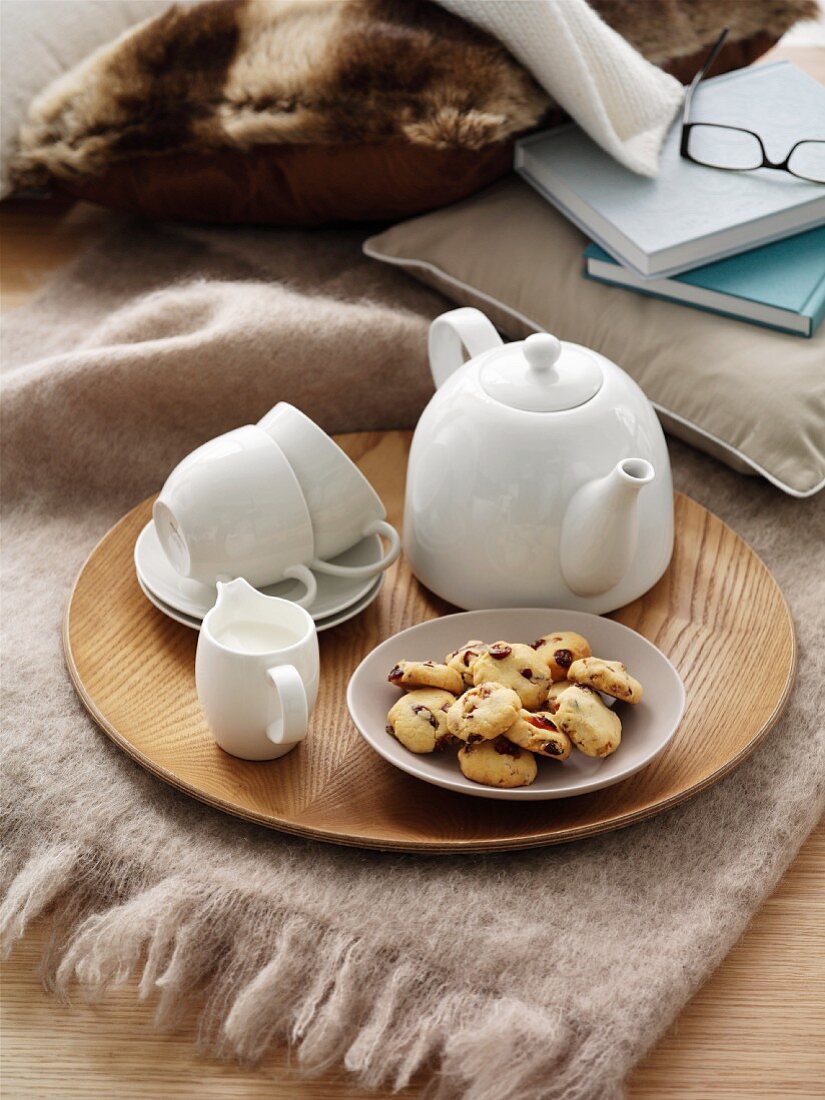 Apricot and cranberry biscuits with tea