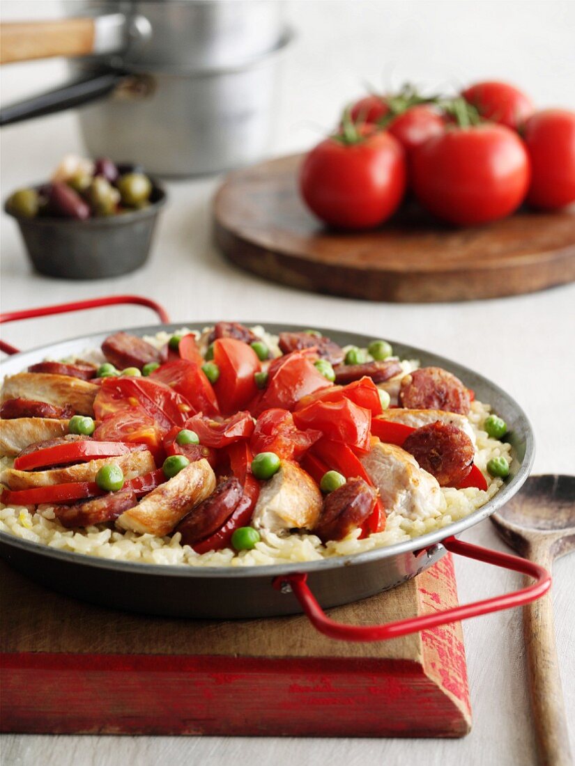 Paella mit Chorizo, Hähnchen und Tomaten