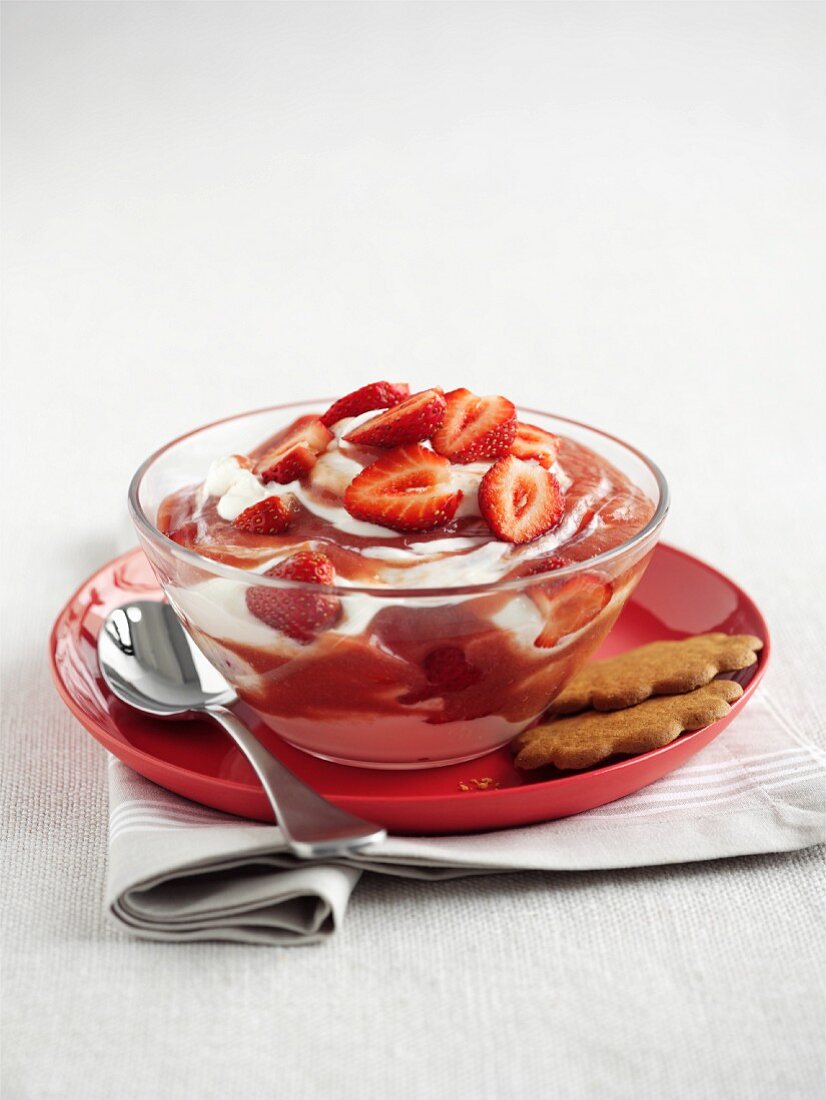Joghurt-Rhabarber-Fool mit Erdbeeren