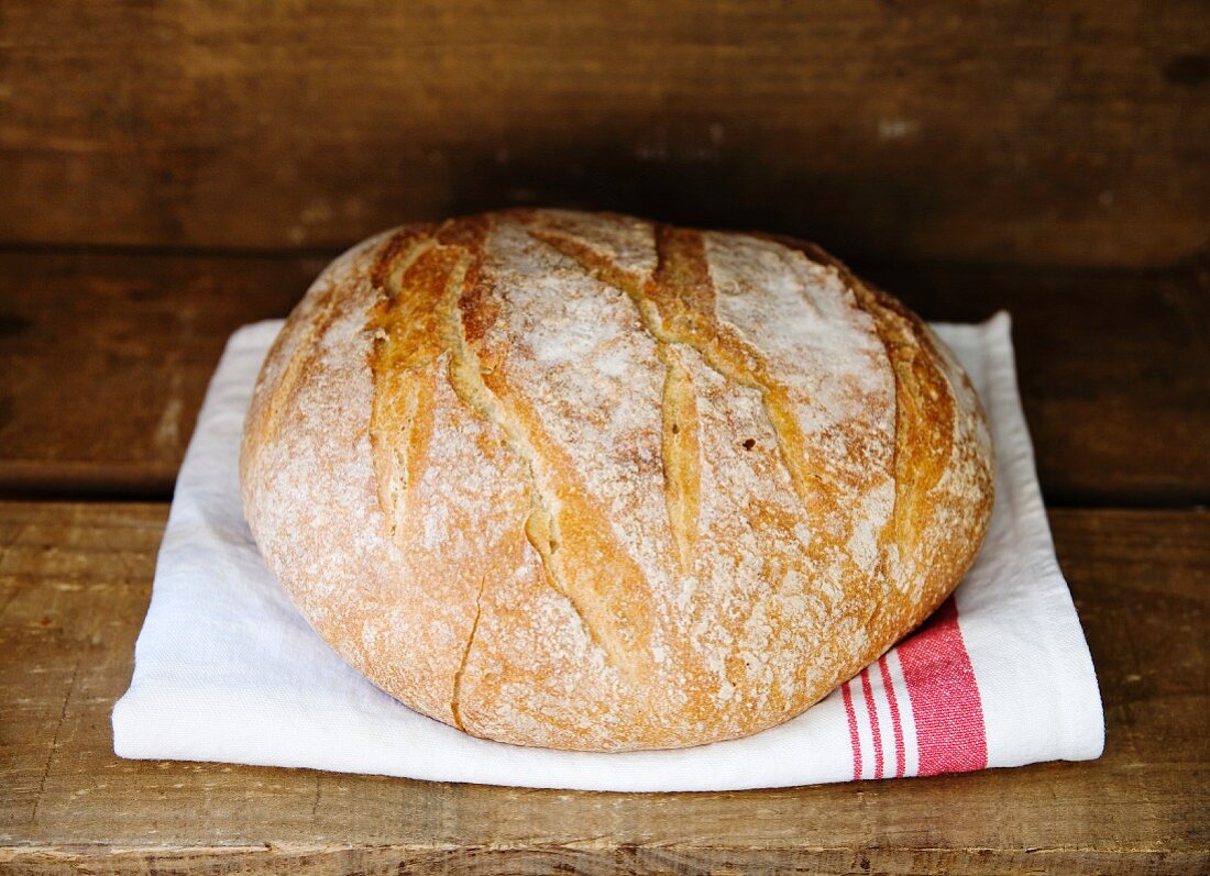 Boule (Weißbrot aus Frankreich) auf Geschirrtuch