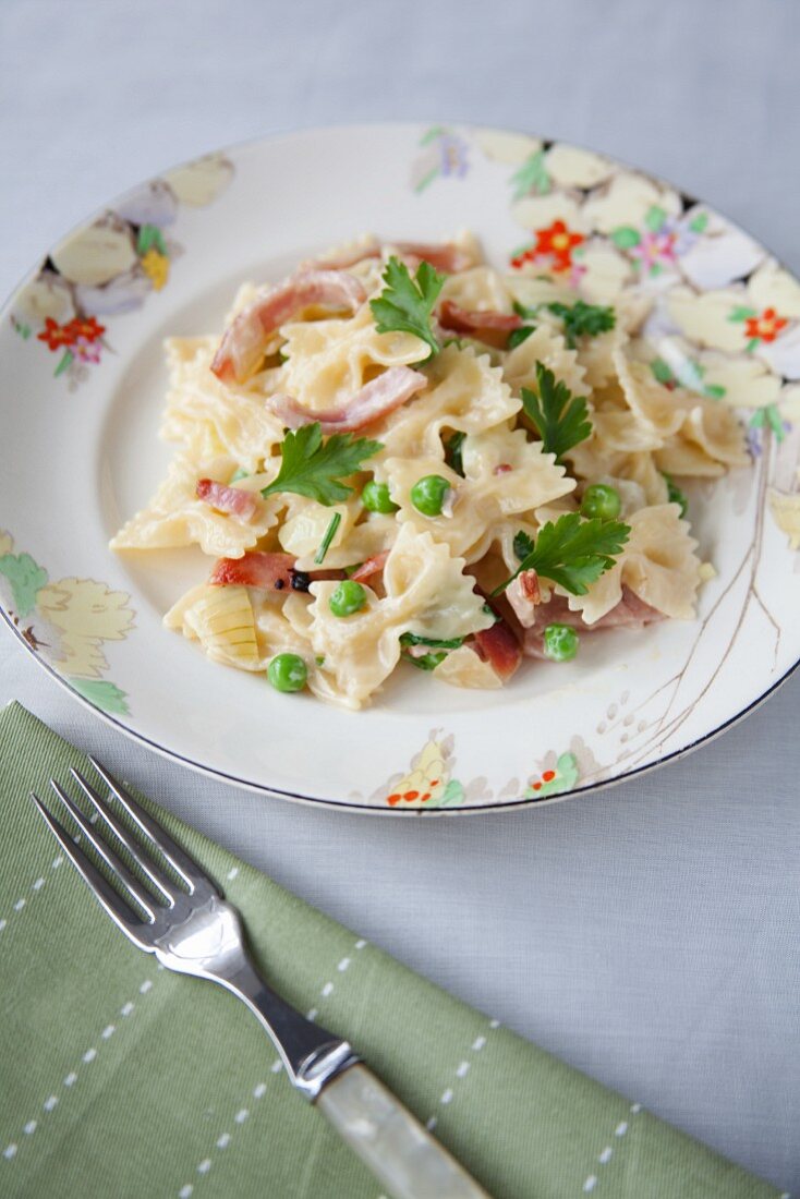 Farfalle with bacon, peas and parsley