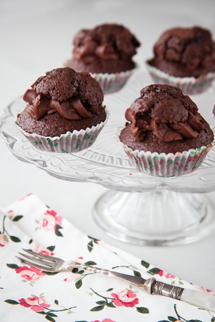 Schokoladen-Cupcakes auf Kuchenständer