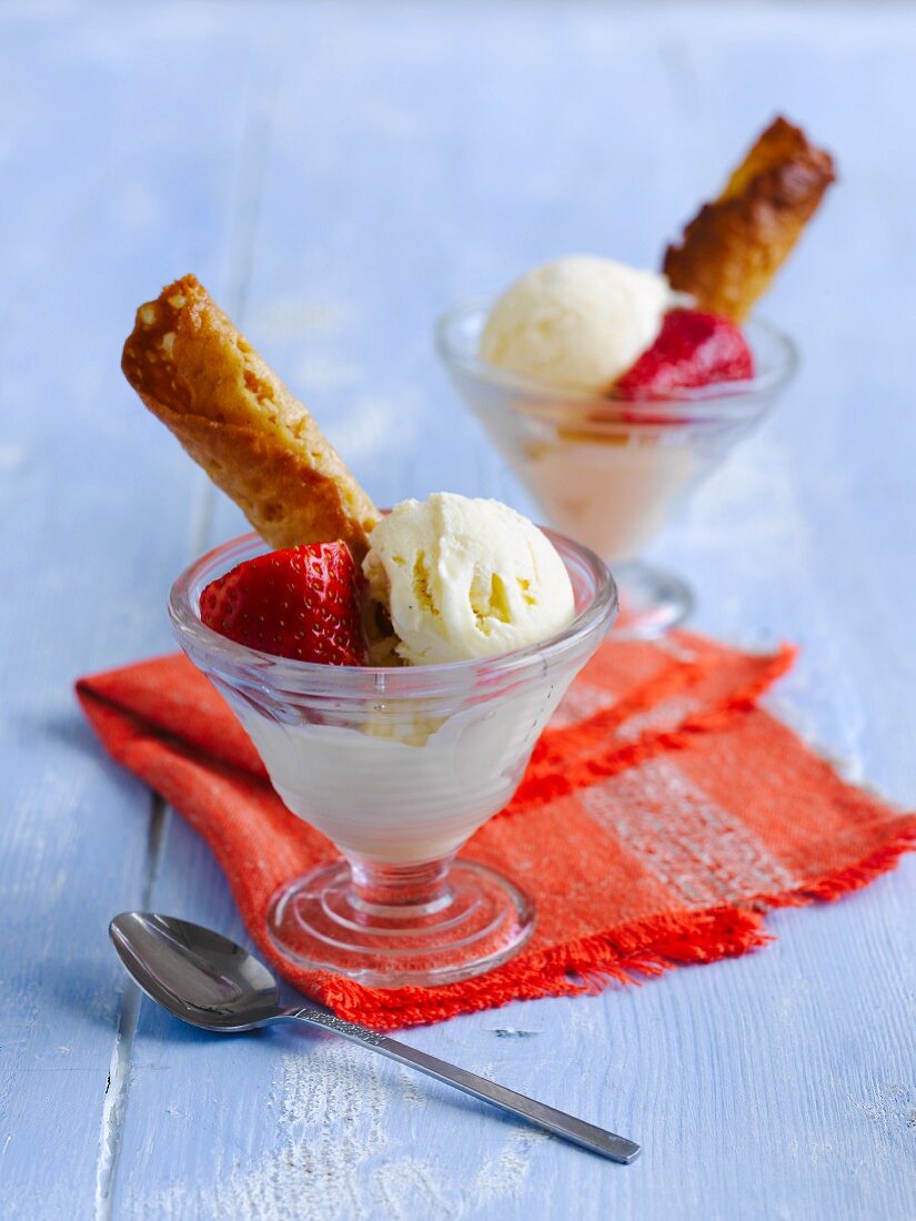 Vanilla ice cream with strawberries and cannoli