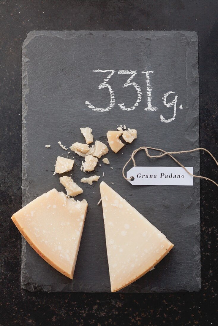 Grana Padano mit Etikett und Gewichtsangabe