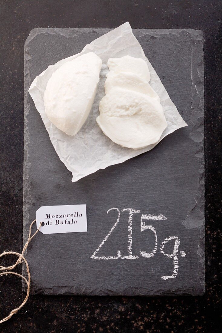 Büffelmozzarella mit Etikett und Gewichtsangabe