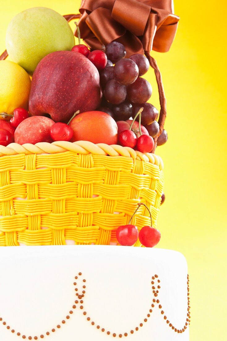 Fruit basket cake