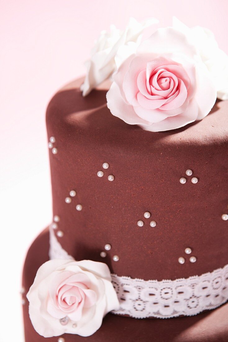 Fondant-Torte mit rosa Rosen