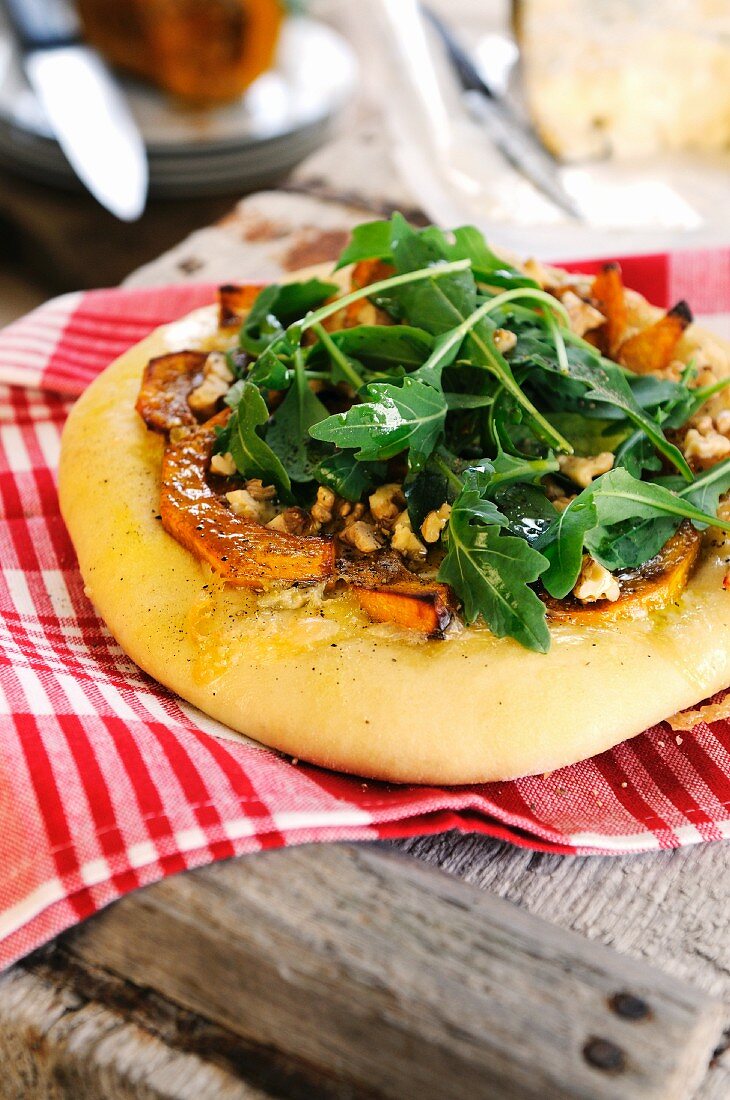 Pizza mit Kürbis, Gorgonzola und Rucola