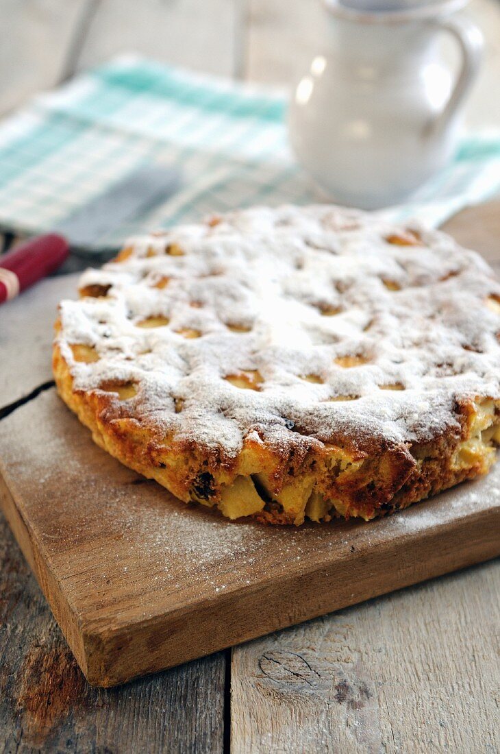 Vollkorn-Apfel-Kuchen mit Rosinen und Puderzucker