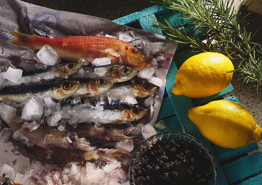 Zutaten für Fischgerichte: Rotbarbe, Sardinen, Rosinen