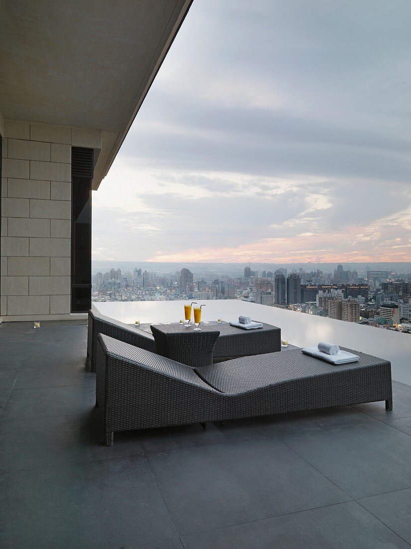 Moderne Outdoor Liegen auf Dachterrasse mit Stadtblick