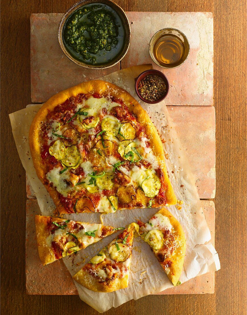 Pizza mit Auberginen, Mozzarella und Basilikum, Pesto