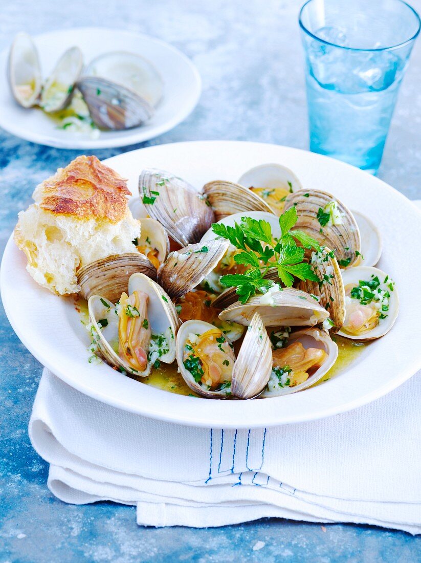 Gedämpfte Clams mit Knoblauch und Petersilie, Weißbrot