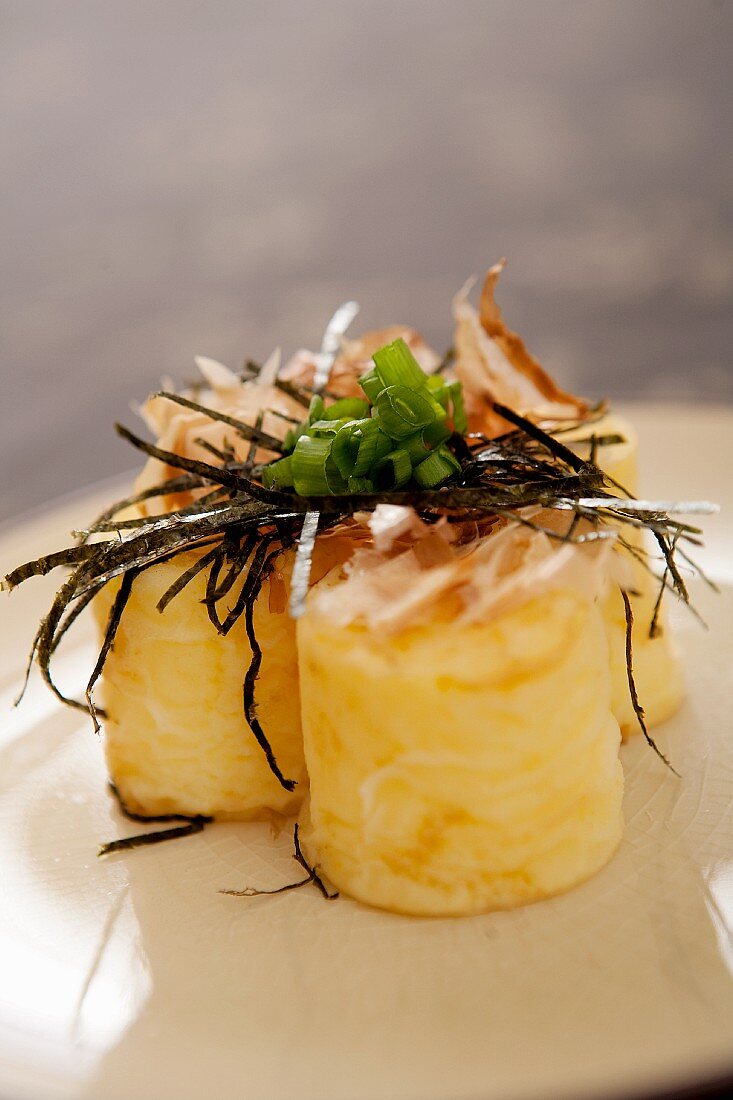 Japanischer Tofu mit Seetang und Frühlingszwiebeln