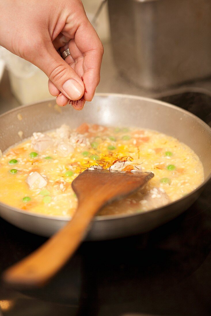 Paella zubereiten: Safran zugeben