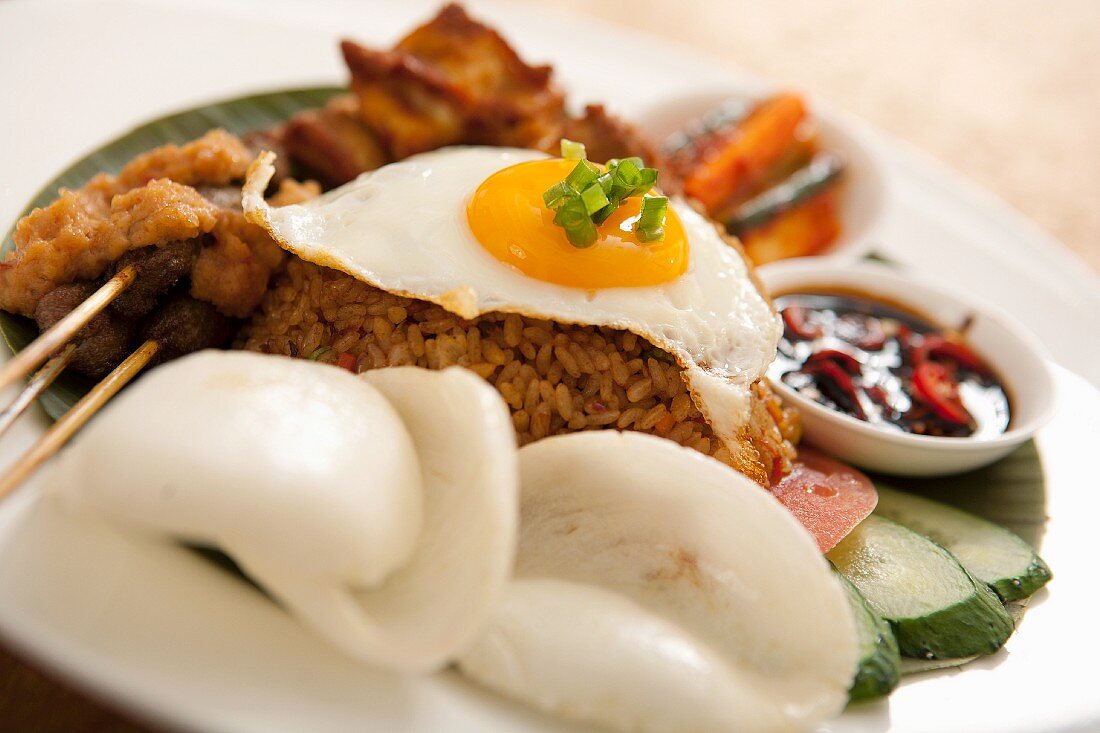 Gebratener Reis mit Spiegelei und Krabbenchips (Indonesien)