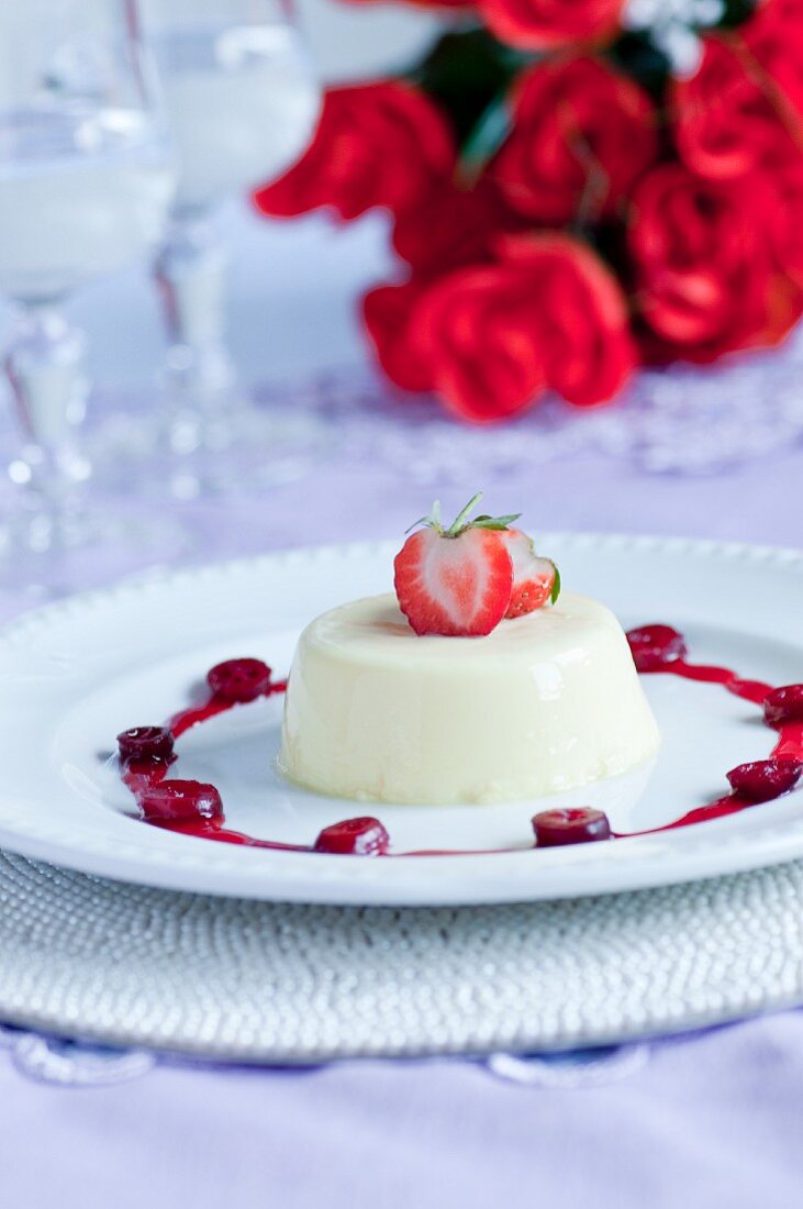 Panna Cotta mit Erdbeeren & Kirschen verziert