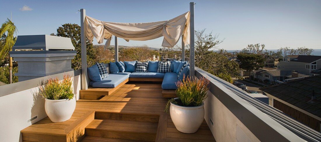 Gemütliche Sitzecke mit Blick auf das Meer auf einer Dachterrasse