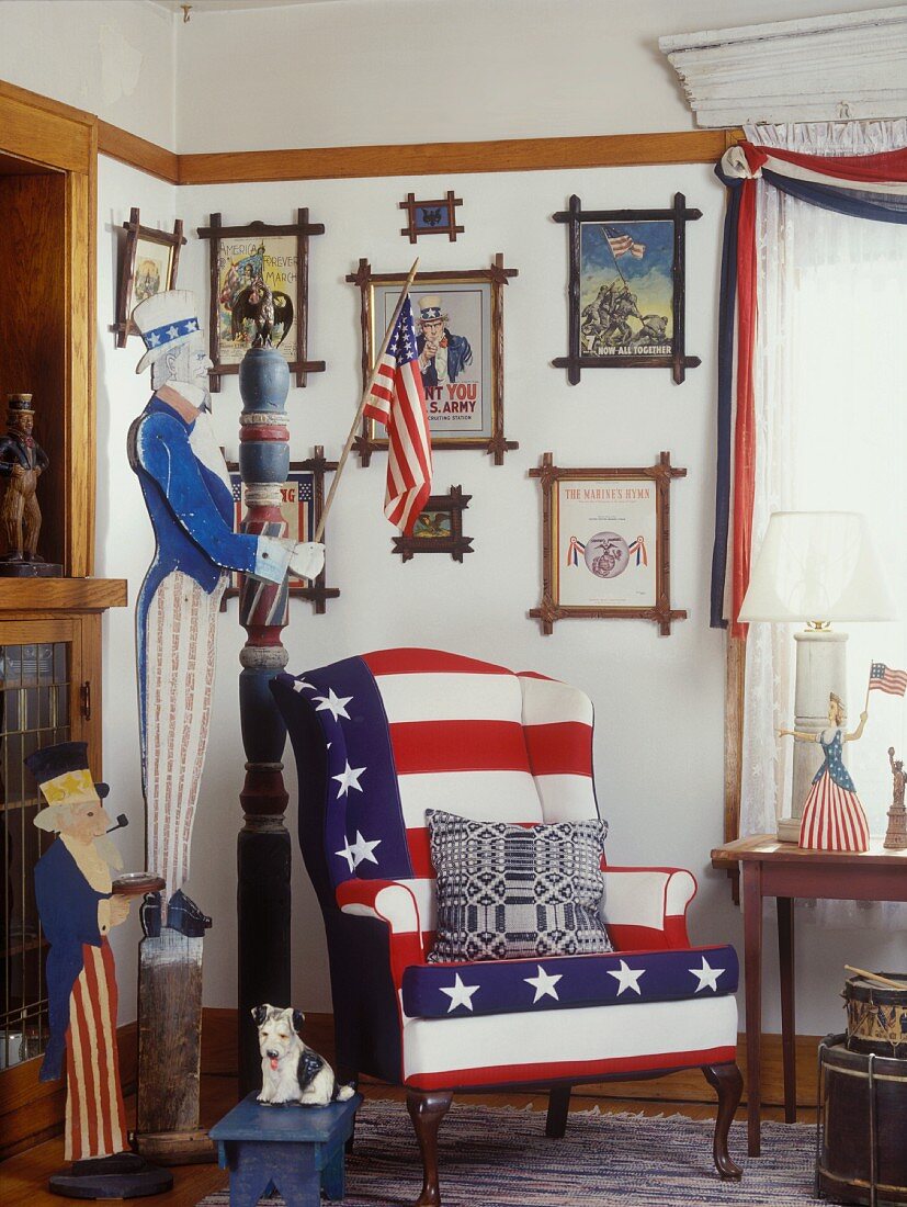 Amerikanischer Raum mit lustiger Uncle Sam Figur, Stars and Stripes Sessel und einer Bildersammlung an der Wand