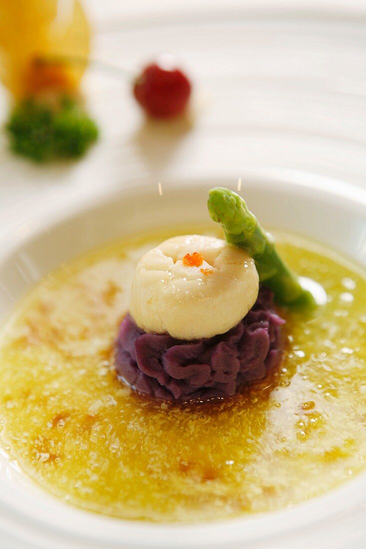 Suppe mit Kabeljau und violetten Kartoffeln (China)