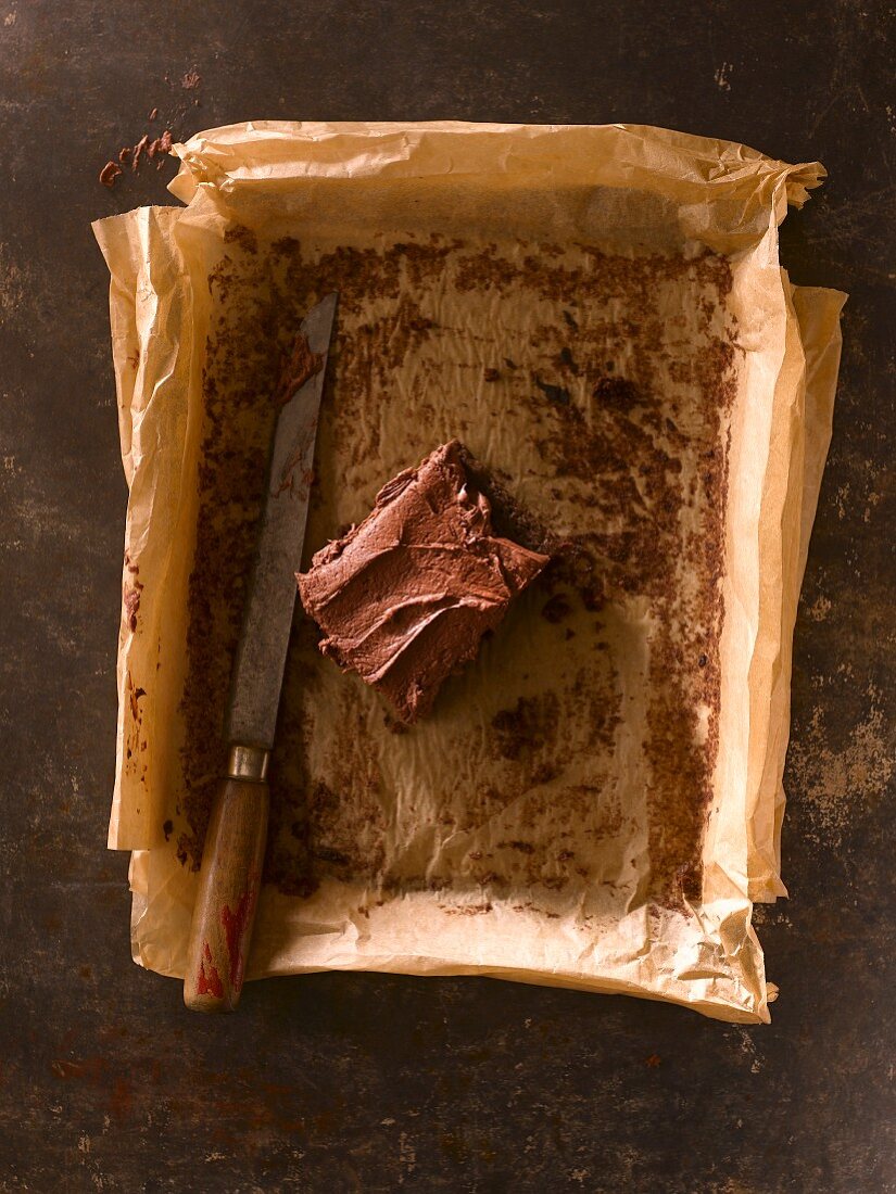Ein Stück Schokoladenkuchen auf Backpapier