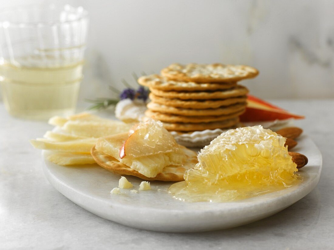 Cracker mit Parmesan, Honigwabe und Apfel