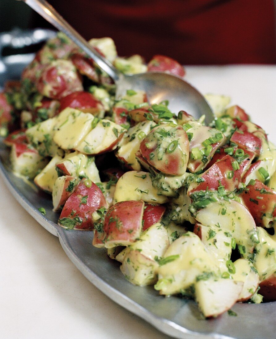 Bratkartoffelsalat mit Kräuterdressing