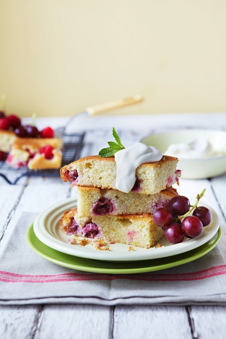 Grape and raspberry cake with cream