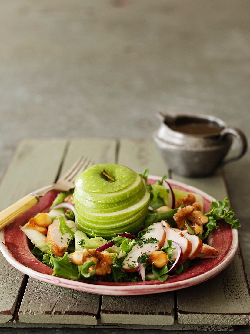 Waldorfsalat mit geräuchertem Hähnchen