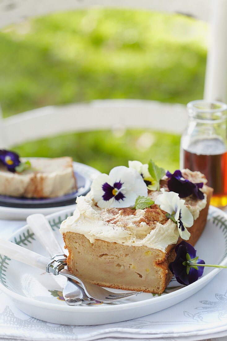 Süsskartoffel-Bananen-Kuchen mit Zimt und Baiser-Buttercreme