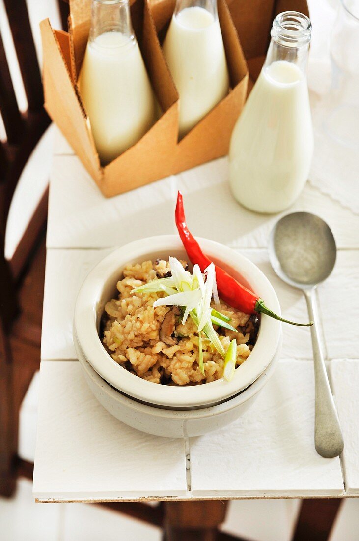 Congee-Reis mit Pilzen und Frühlingszwiebeln (Asien)